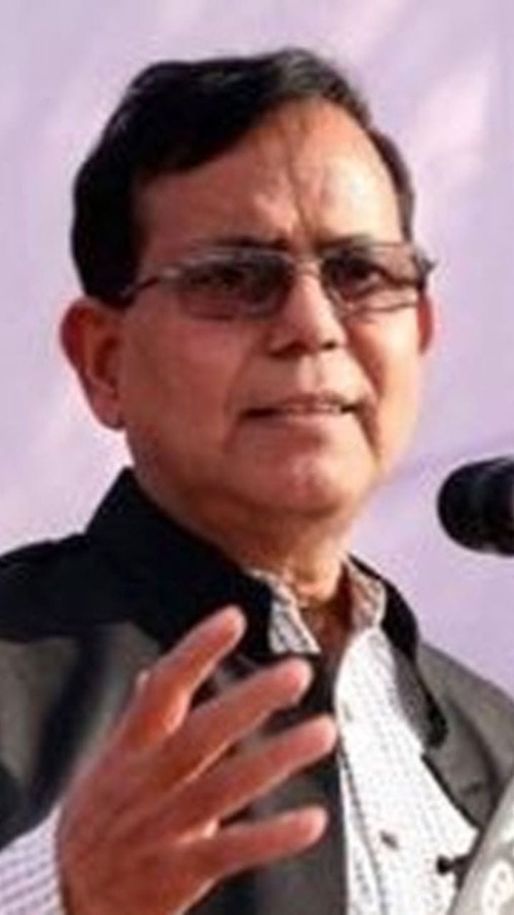 প্রতীক-উর প্রসঙ্গ এড়াতে সাংবাদিককে কলার খোসা দেখালেন সেলিম!