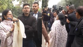 দিল্লি পুলিশে ঘেরা বঙ্গভবন, তেঁতে উঠেছে রাজধানী