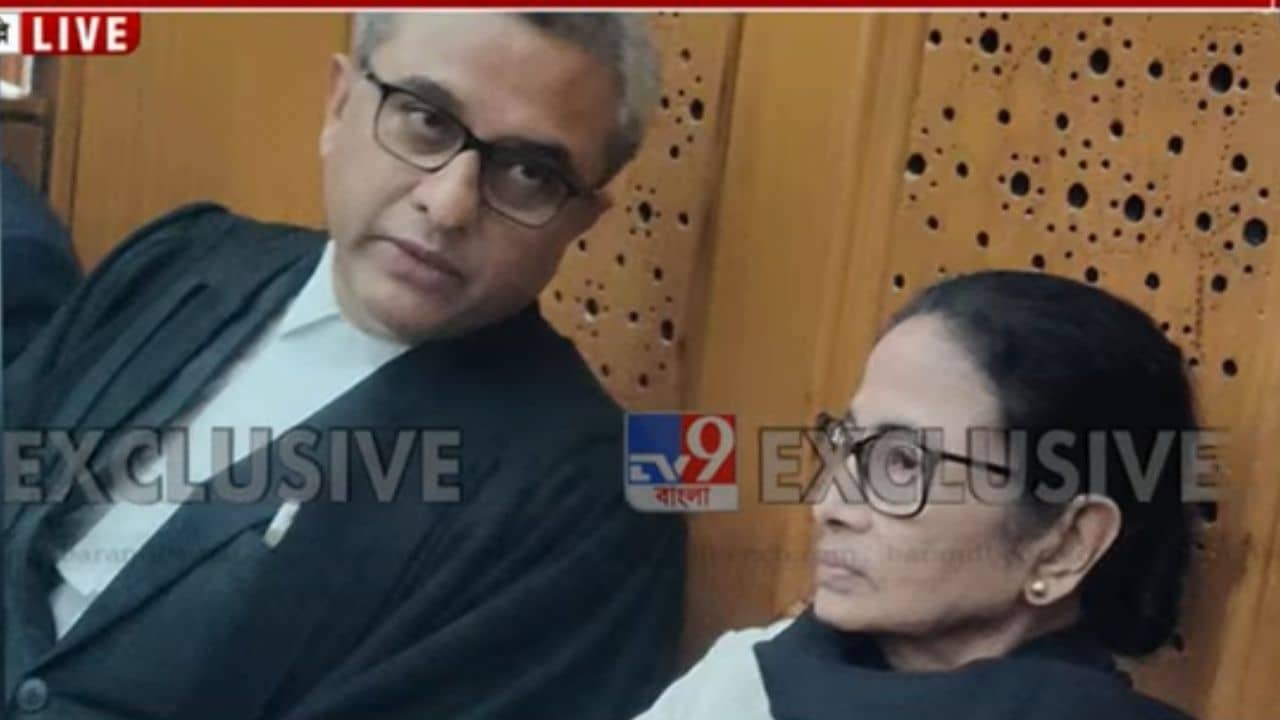SIR Case in Supreme Court:  মামলার মাঝেই অন্তর্বর্তীকালীন আবেদন মমতার, এজলাসে কী চলছে? সুপ্রিম কোর্টের ভিতরের এক্সক্লুসিভ ছবি সামনে