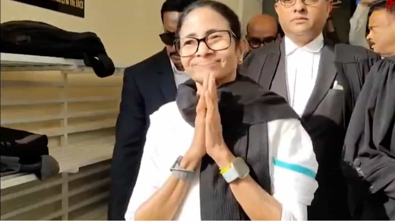 Mamata Banerjee in Supreme Court: সাদা শাড়ি, গলায় কালো চাদর, সুপ্রিম কোর্টে দাঁড়িয়ে কী বার্তা দিলেন মমতা?