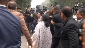 'দিল্লিতে জমিদারি চলছে, গরিবদের জায়গা নেই', হুঁশিয়ারি মমতার