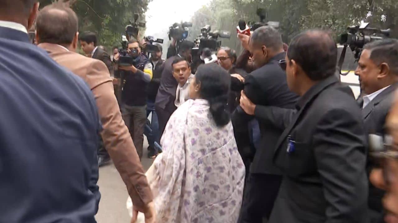 Mamata Banerjee: দিল্লিতে জমিদারি চলছে, গরিবদের জায়গা নেই, রাজপথে দাঁড়িয়ে হুঁশিয়ারি মমতার