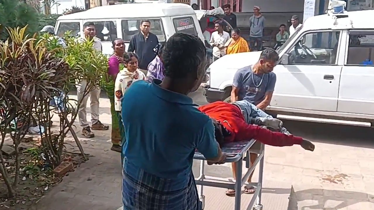 Mysterious Death: রাতে ফোন করে নিজের বাড়িতে ডেকেছিল প্রেমিকা, সকালে ঝোপের মধ্যে থেকে উদ্ধার সৌরভের নিথর দেহ Mysterious Death: রাতে ফোন করে নিজের বাড়িতে ডেকেছিল প্রেমিকা, সকালে ঝোপের মধ্যে থেকে উদ্ধার সৌরভের নিথর দেহ