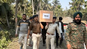 পাড়ায় ঢুকলে জওয়ানের দেহ, এক হয়ে শ্রদ্ধা তৃণমূল-বিজেপির