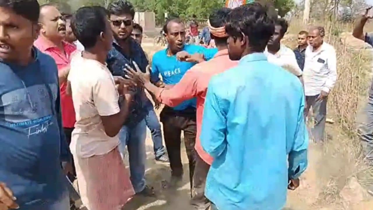 Paschim Medinipur: বিজেপির ‘গৃহ সম্পর্ক’ অভিযানে ধুন্ধুমার, নেতাদের সামনেই হাতাহাতি