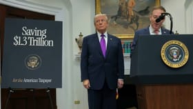 নিজের সরকারের বিরুদ্ধেই মামলা ট্রাম্পের! এমনও হয়?