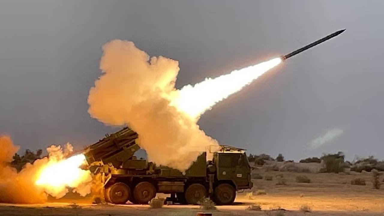 Pinaka Multi-Barrel Rocket Launcher: বিশ্ব বাজারে ‘পিনাকা'-র এত ডিমান্ড কেন, জানেন? Pinaka Multi-Barrel Rocket Launcher: বিশ্ব বাজারে ‘পিনাকা'-র এত ডিমান্ড কেন, জানেন?