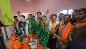 প্রতিদ্বন্দ্বীর হাতে পতাকা তুলে দিলেন দিন্দা, TMC-কে হুঙ্কার শুভেন্দুর