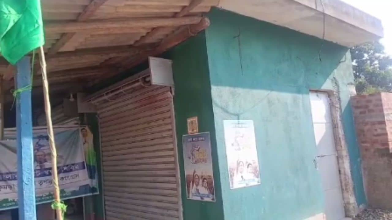 Purulia News: গণ-আদালতে বিচার হবে, তৃণমূল নেতার নামে পড়ল মাওবাদী পোস্টার