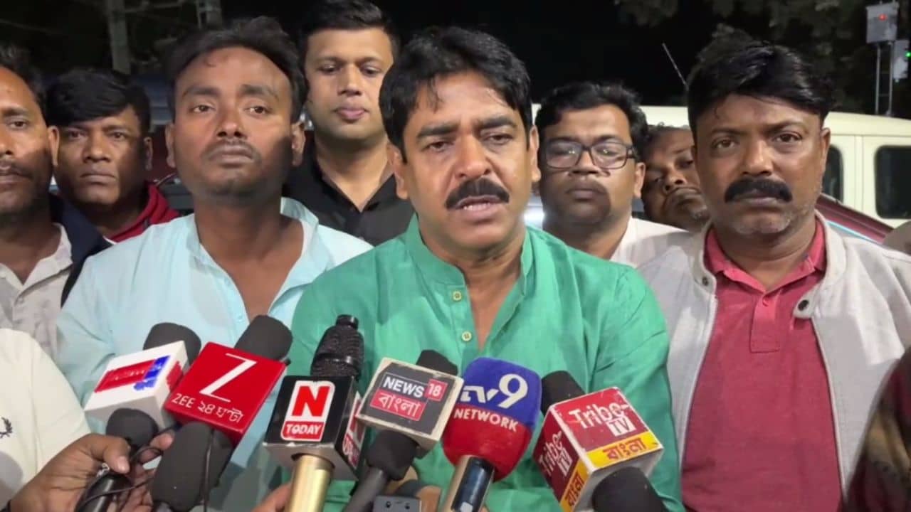 Saokat Molla: থানা থেকে বেরতেই পরপর পড়ল বোমা, ভোটের আগে শওকতের উপর হামলার অভিযোগ