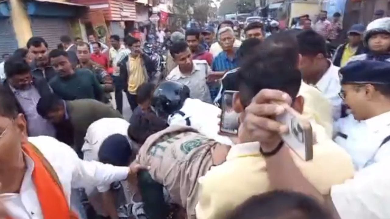 Seoraphuli: 'হরিপদ বলেছে দানা ভরে দেবে...', বিজেপি নেতাকে বেধড়ক মারধরের অভিযোগ তৃণমূলের বিরুদ্ধে Seoraphuli: 'হরিপদ বলেছে দানা ভরে দেবে...', বিজেপি নেতাকে বেধড়ক মারধরের অভিযোগ তৃণমূলের বিরুদ্ধে