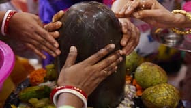 শিবকে অর্পণ করা ফল কি প্রসাদ হিসেবে খাওয়া উচিত? কী বলছে শাস্ত্র?