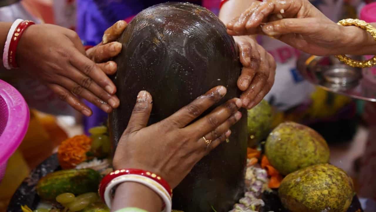 শিবকে অর্পণ করা ফল কি প্রসাদ হিসেবে খাওয়া উচিত? কী বলছে শাস্ত্র? শিবকে অর্পণ করা ফল কি প্রসাদ হিসেবে খাওয়া উচিত? কী বলছে শাস্ত্র?
