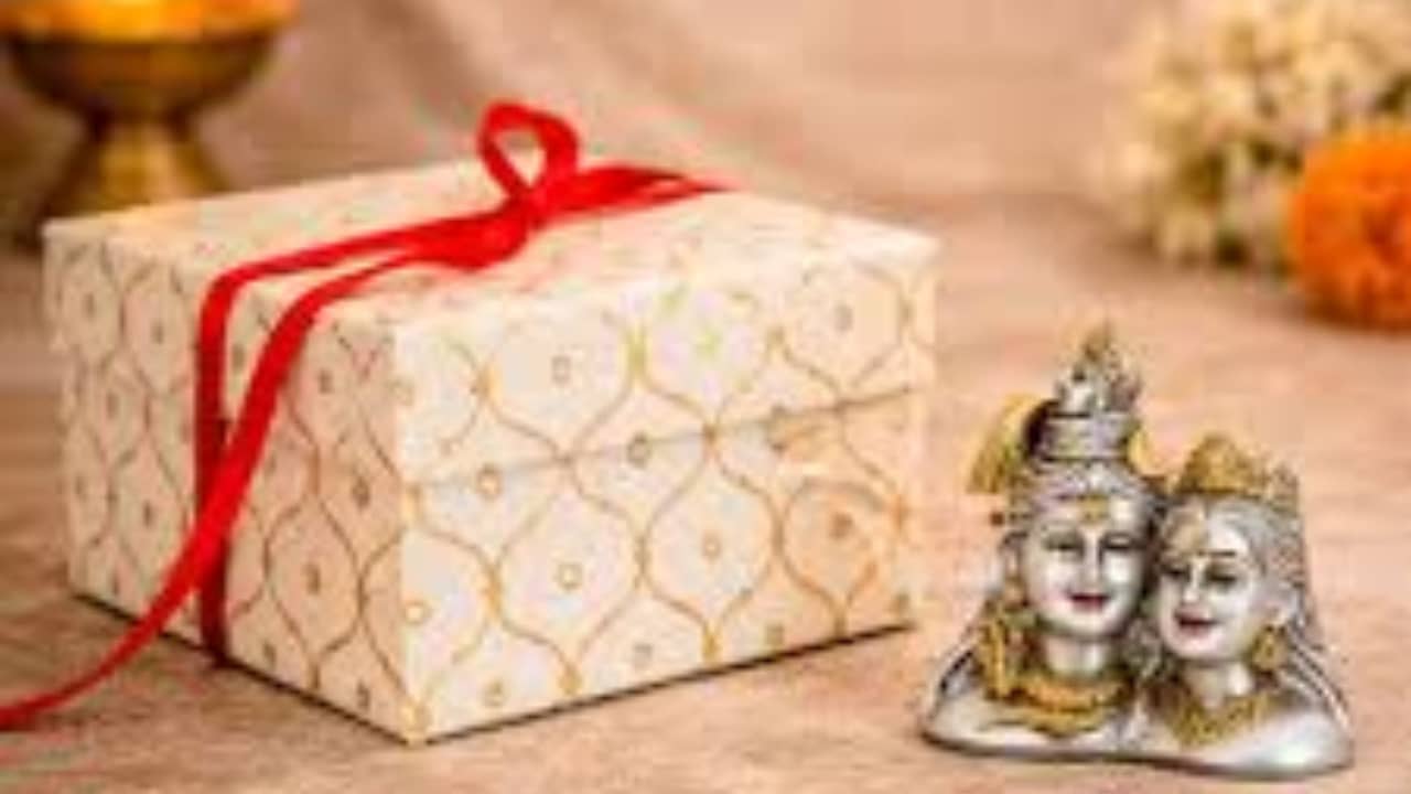 Maha Shivratri 2026: শিবরাত্রিতে স্ত্রীয়ের পায়ে পরান এটি, এক উপহারেই বদলে যাবে ভাগ্য!