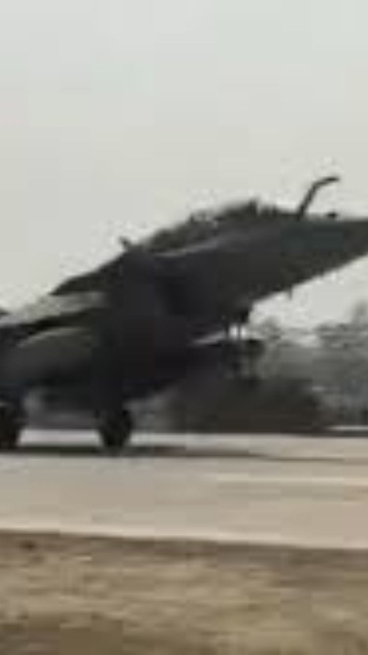 অসমে নয়া ইতিহাস ভারতের, হাইওয়ের ইমার্জেন্সি স্ট্রিপে নামল বিমান