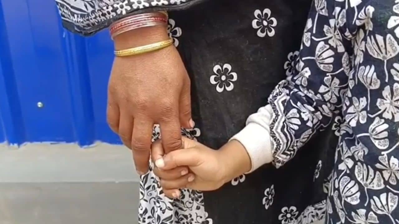 South 24 Parganas: বাতাসা খাওয়ানোর নাম করে দোকানে ঢোকান, প্রথম শ্রেণির ছাত্রীকে যৌন নির্যাতনের অভিযোগ