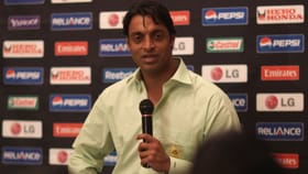 ইংল্যান্ডের কাছে হারের ফলে টিভিতে ক্ষোভে ফেটে পড়লেন শোয়েব আখতার!