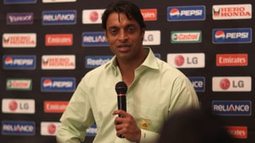 ইংল্যান্ডের কাছে হারের ফলে টিভি চ্য়ানেলে ক্ষোভে ফেটে পড়লেন শোয়েব আখতার!