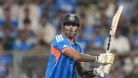 বিপদে সূর্যোদয়! ক্যাপ্টেনের দুরন্ত ব্যাটে ভর করে বড় স্কোর ভারতের