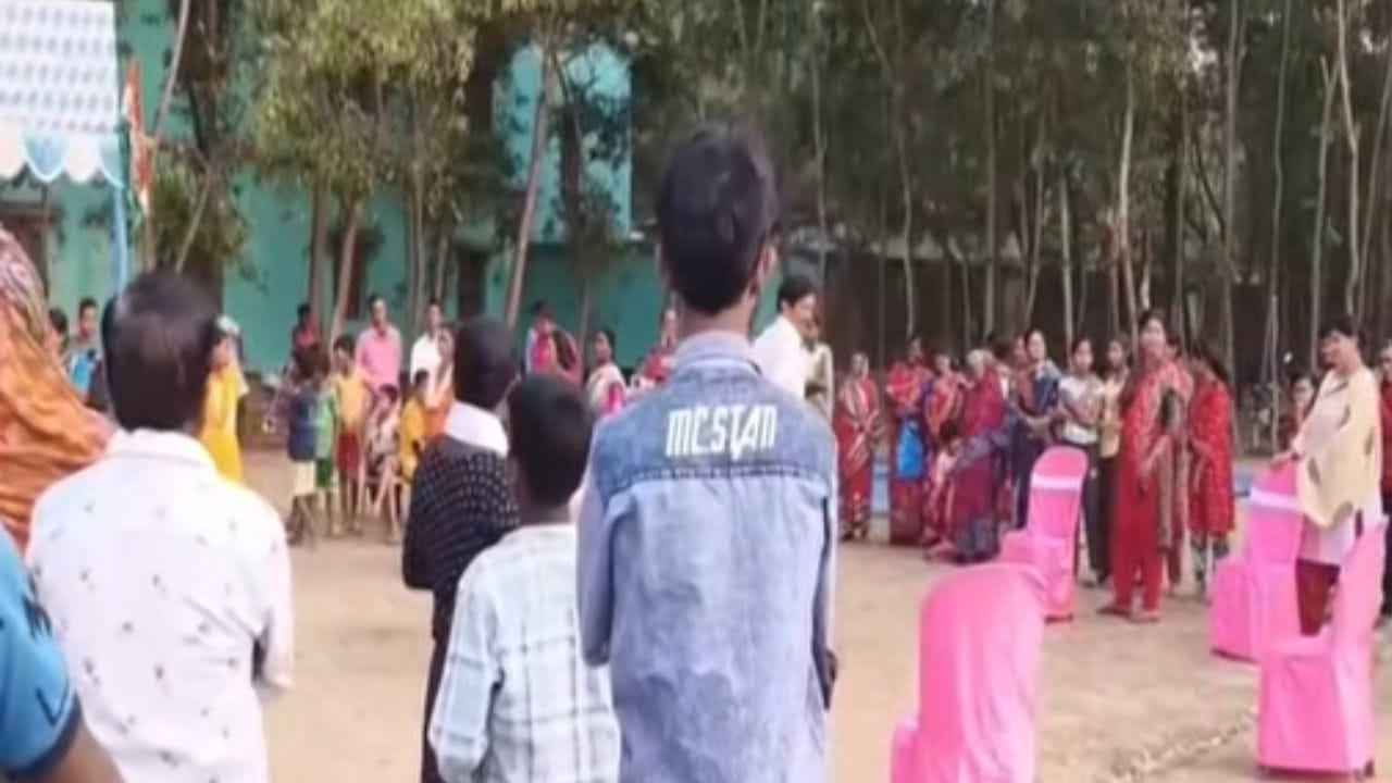 মিউজিক্যাল চেয়ার খেলছে তৃণমূল, তাই স্কুলে বাজল ডিজে! মিউজিক্যাল চেয়ার খেলছে তৃণমূল, তাই স্কুলে বাজল ডিজে!