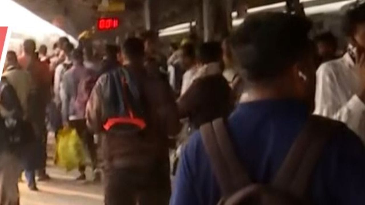 প্ল্যাটফর্মে পিপড়েও গলতে পারবে না! রবিবারও শিয়ালদহে নজিরবিহীন দৃশ্য, দেখুন নিজেই