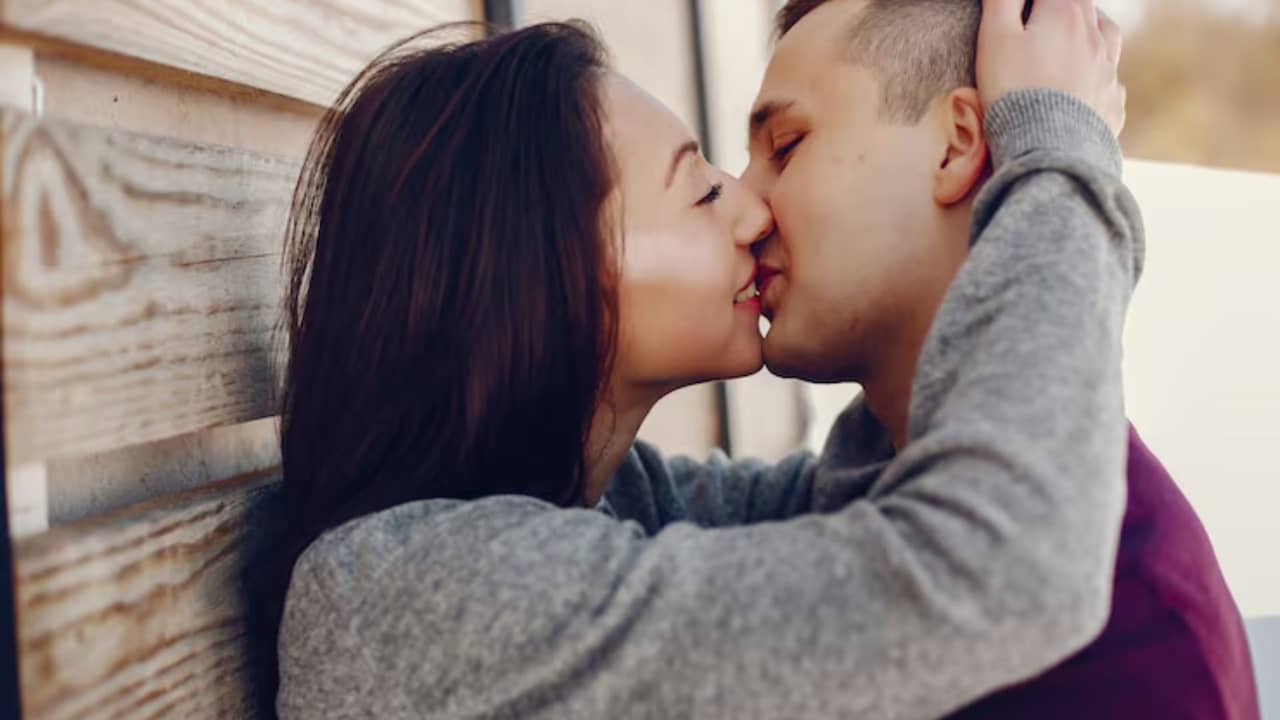 Kiss Day 2026: ফ্রেঞ্চ কিস শুধু নয়, বাটারফ্লাই চুমুর কথা জানা আছে? জেনে নিন চুম্বনের ধরন ও তার অর্থ