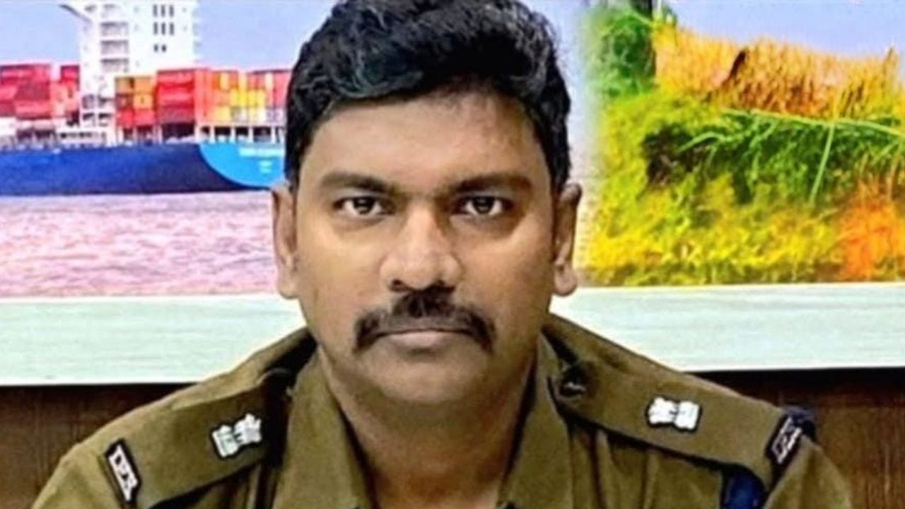 WB Police: ২৩ জন পুলিশের রদবদল, পূর্ব মেদিনীপুরে এলেন পারিজাত, আর কোথায় কে? WB Police: ২৩ জন পুলিশের রদবদল, পূর্ব মেদিনীপুরে এলেন পারিজাত, আর কোথায় কে?