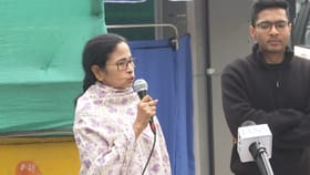 LIVE: বঙ্গ ভবন ঘিরে ফেলেছে পুলিশ, ছুটে গেলেন মমতা-অভিষেক