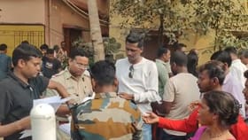 যুবসাথীর ফর্ম নিয়ে চূড়ান্ত বিশৃঙ্খলা আরামবাগের বিডিও অফিসের সামনে