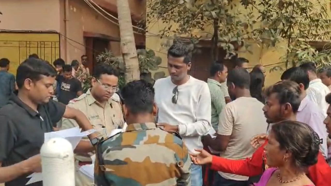 যুবসাথীর ফর্ম নিয়ে চূড়ান্ত বিশৃঙ্খলা আরামবাগের বিডিও অফিসের সামনে যুবসাথীর ফর্ম নিয়ে চূড়ান্ত বিশৃঙ্খলা আরামবাগের বিডিও অফিসের সামনে