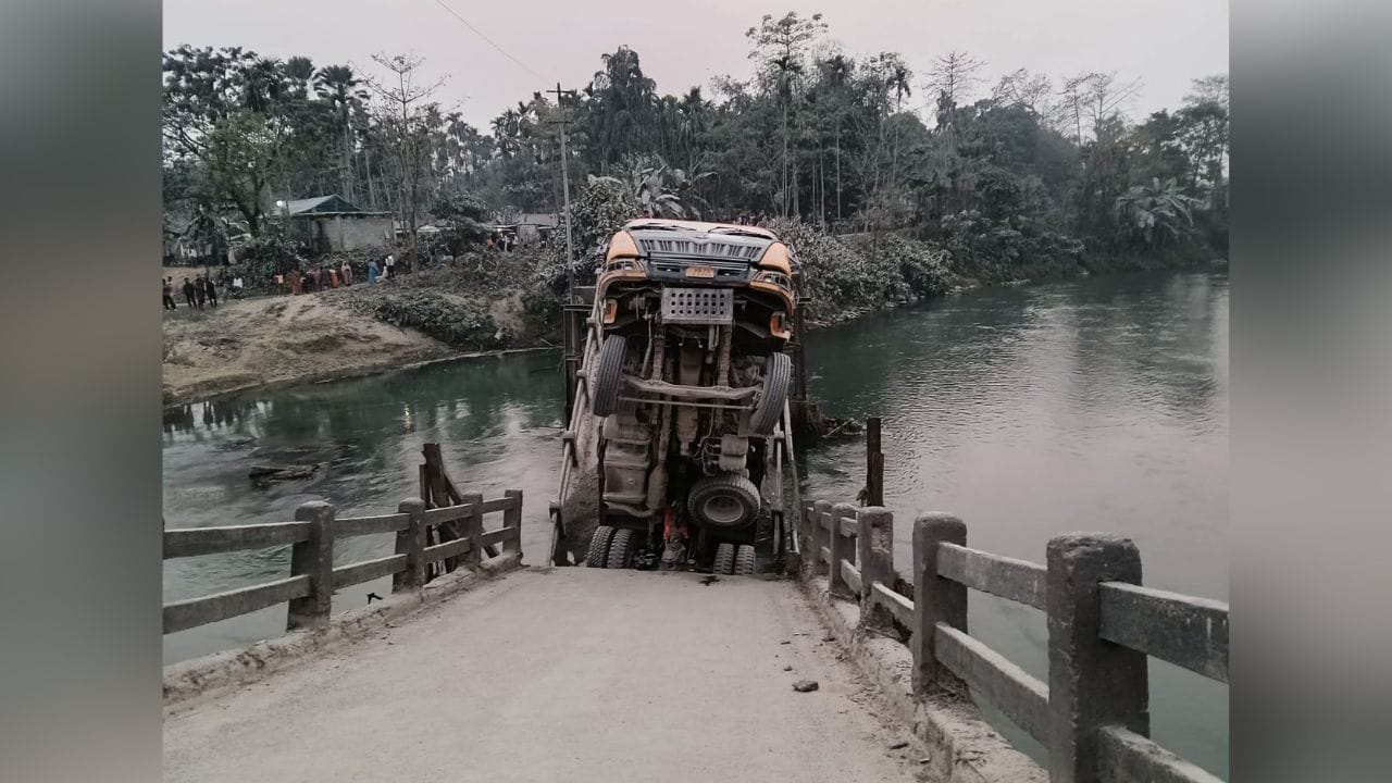 Alipurduar: ডাম্পার চালকের চোখের সামনে নদীতে ভেঙে পড়ল সেতু, শোরগোল ফালাকাটায়