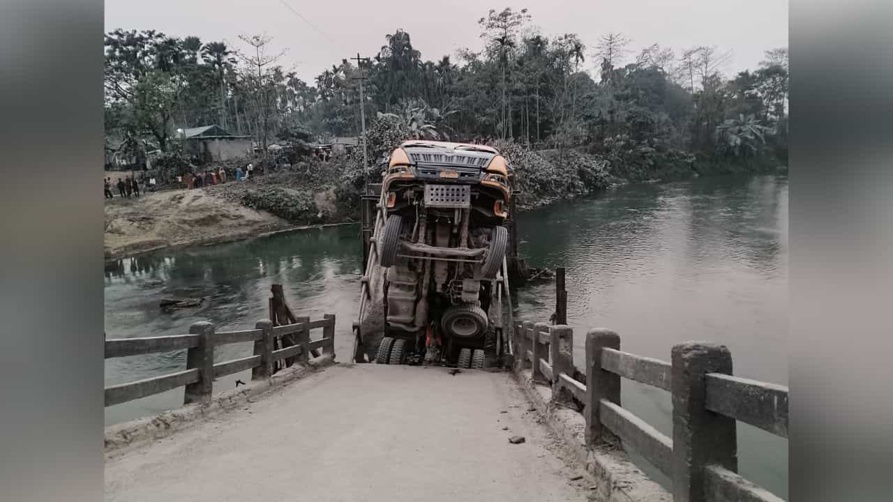 Alipurduar: ডাম্পার চালকের চোখের সামনে নদীতে ভেঙে পড়ল সেতু, শোরগোল ফালাকাটায় Alipurduar: ডাম্পার চালকের চোখের সামনে নদীতে ভেঙে পড়ল সেতু, শোরগোল ফালাকাটায়