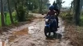 রাস্তা কম, গর্ত বেশি! এই রাস্তায় গেলে নাড়িভুড়ি হজম হয়ে যাবে...