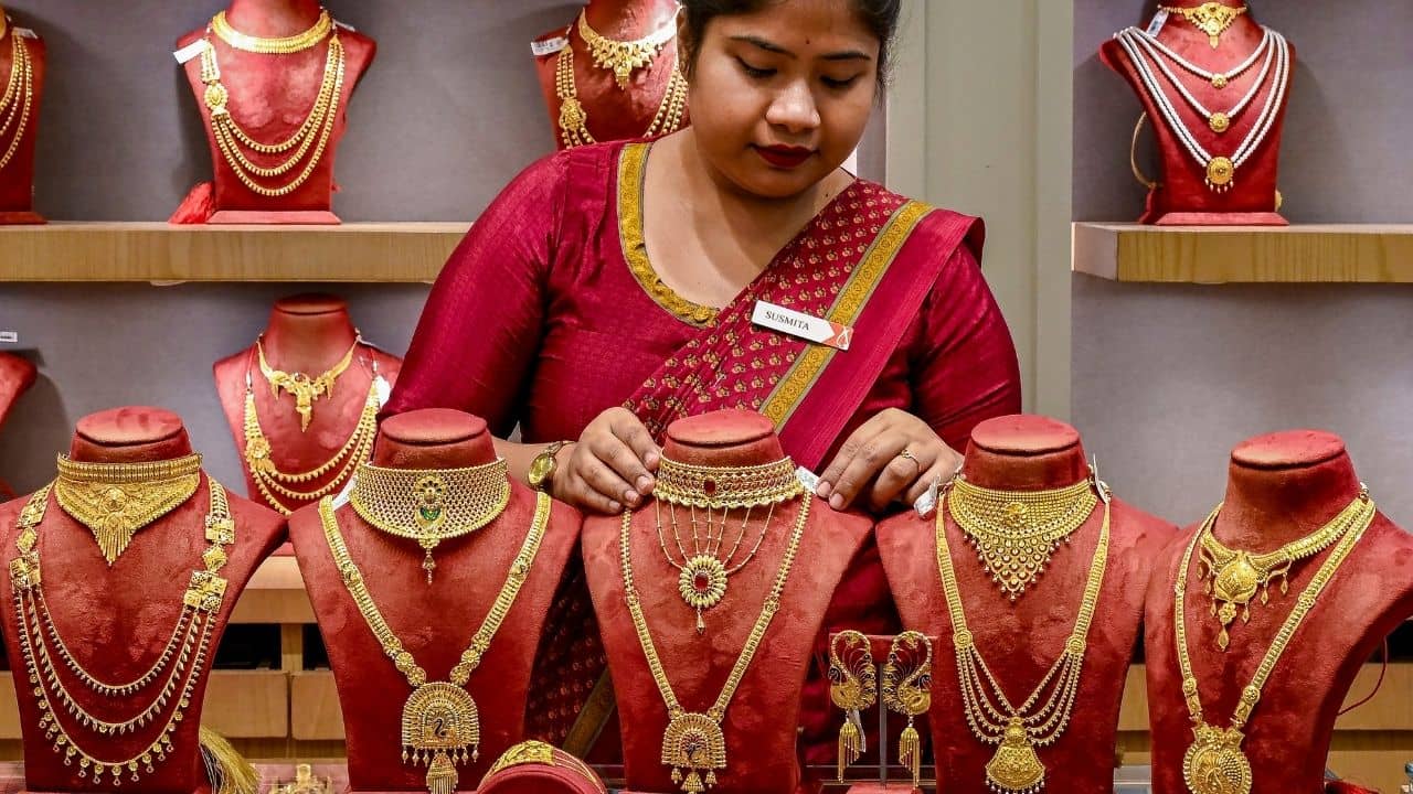 Gold Price Drop: স্বপ্ন নয়, সত্যি আবার ৭০ হাজারে নেমে আসছে সোনার দাম?