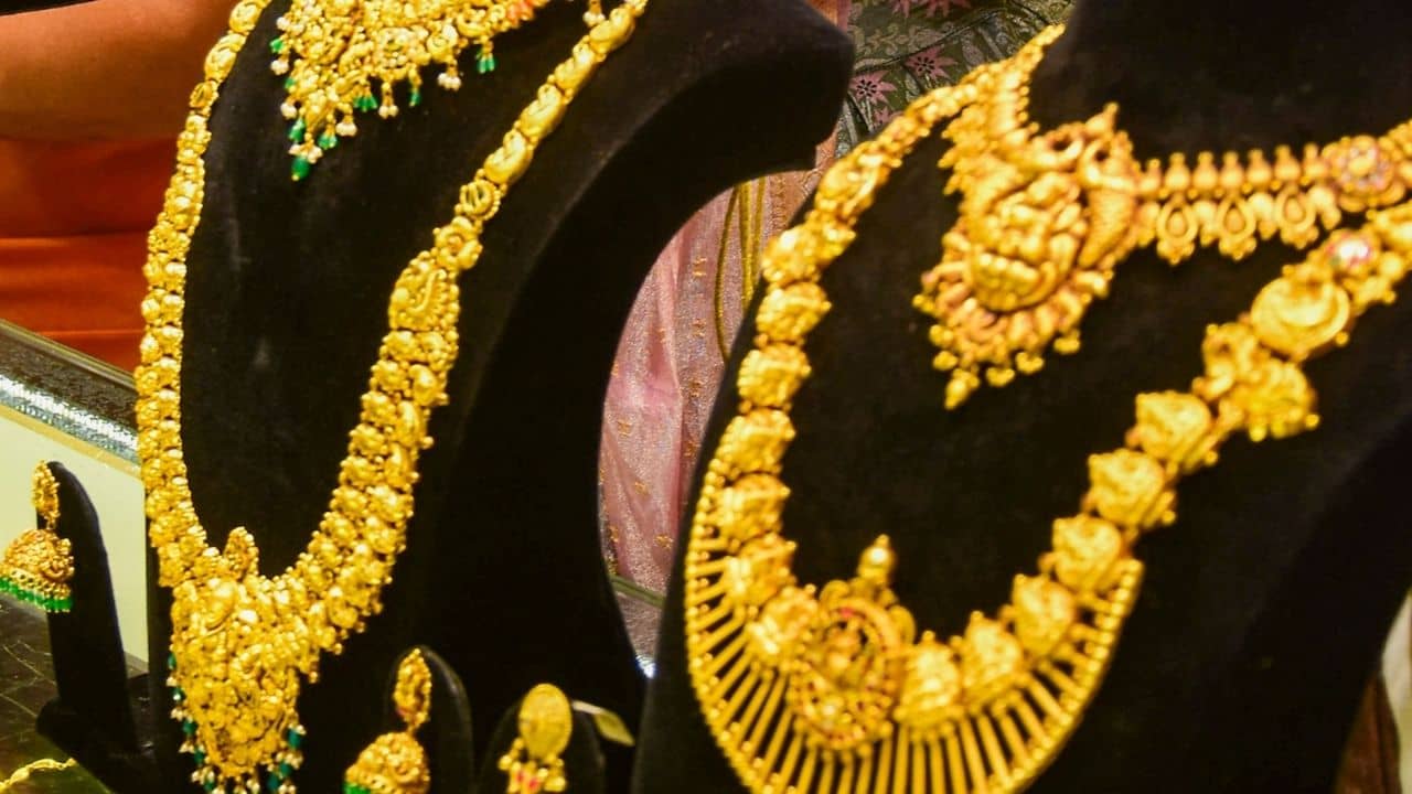 ঘর পরিষ্কার করতে গিয়ে ফেলে দিয়েছিলেন ১০০ গ্রাম সোনার গয়না, ৪ মাস পর ঘটল অবিশ্বাস্য ঘটনা!