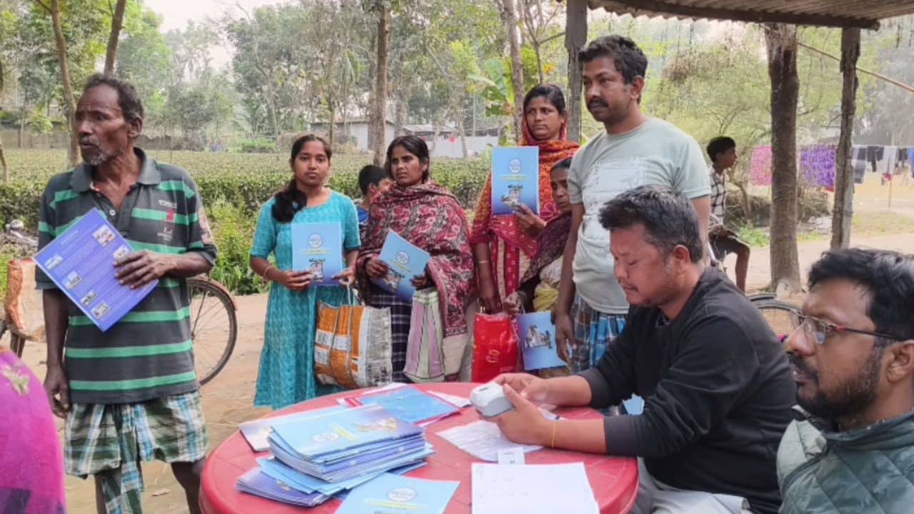 Duare Ration: রেশন নিতে আসা উপভোক্তাদের দেওয়া হচ্ছে উন্নয়নের পাঁচালি, চাঞ্চল্য জলপাইগুড়িতে