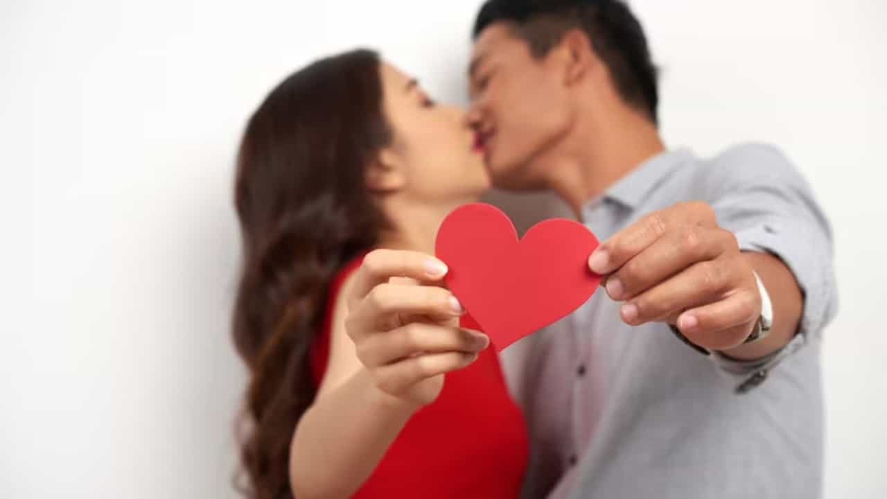 Kiss Day 2026 Date: চুমু খেলেই হবে না, কত রকমের চুম্বন হয় জানা আছে? Kiss Day 2026 Date: চুমু খেলেই হবে না, কত রকমের চুম্বন হয় জানা আছে?