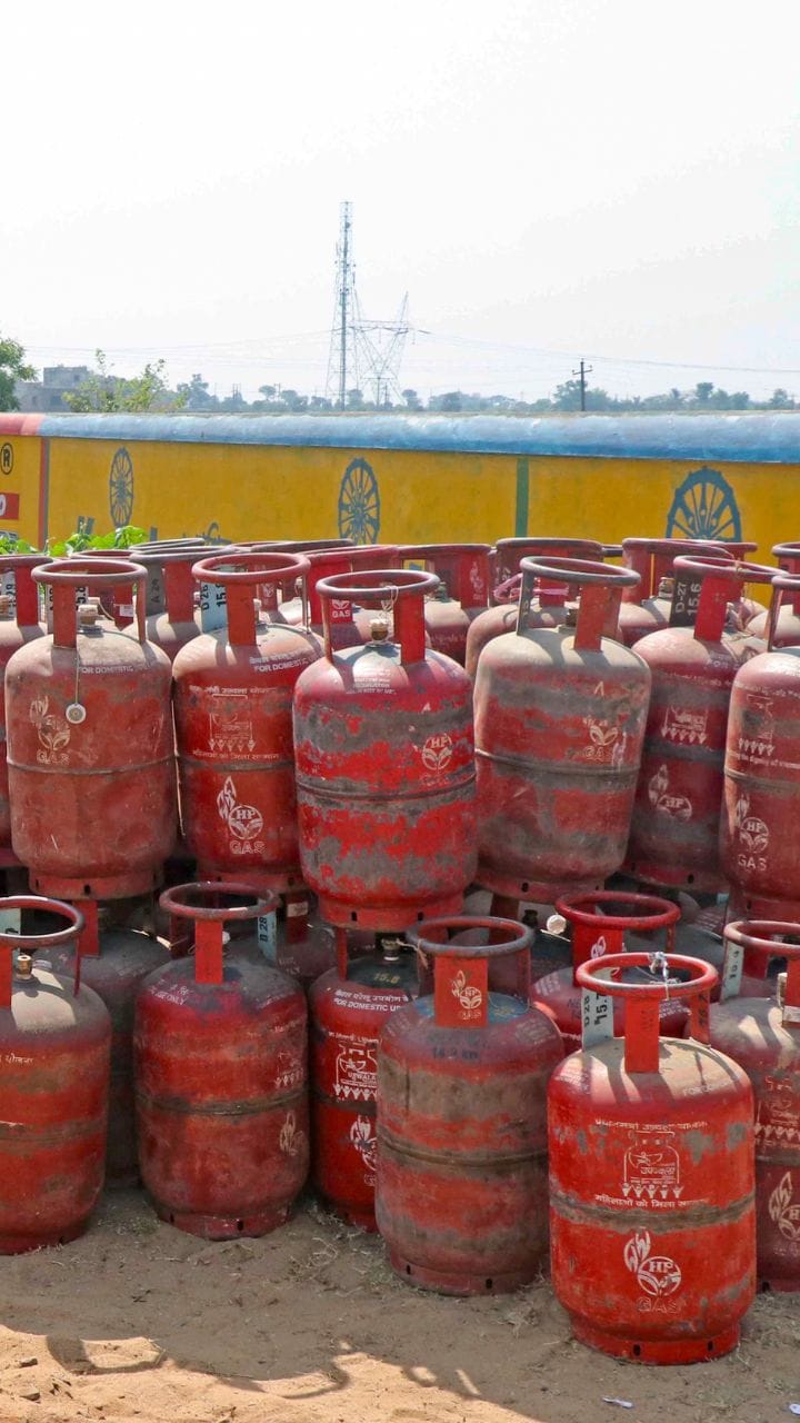 দাম বাড়ল রান্নার গ্যাসের, কত খরচ পড়বে?