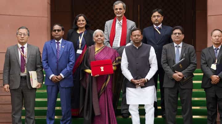 ১ এপ্রিল থেকে আয়করে আসছে বড় বদল, কী হবে জেনে নিন ১ এপ্রিল থেকে আয়করে আসছে বড় বদল, কী হবে জেনে নিন