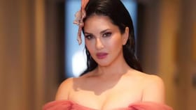 ক্যামেরার সামনেই খুলে গেল পোশাক, বিপাকে সানি লিয়ন! তারপর...