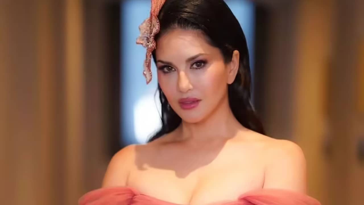 ক্যামেরার সামনেই খুলে গেল পোশাক, বিপাকে সানি লিয়ন! তারপর...