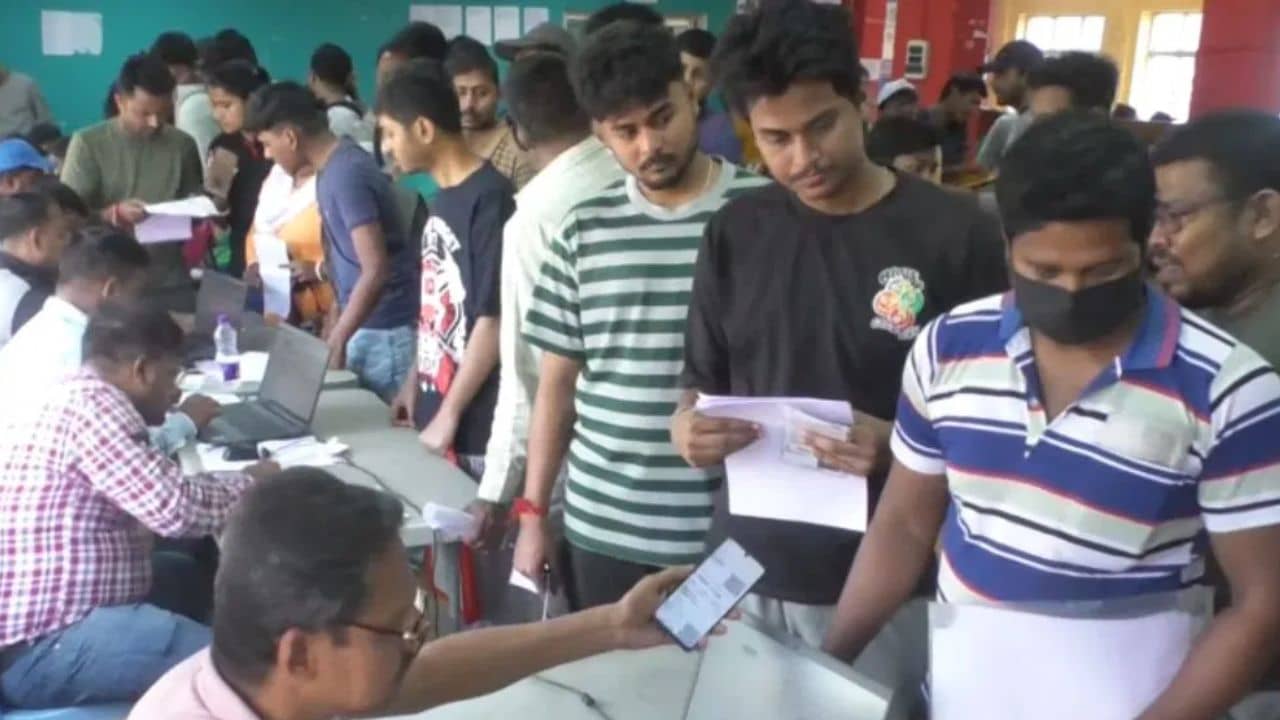 Yuvasathi Scheme: মাত্র ৫ দিনেই বাংলায় যুবসাথী প্রকল্পে কত আবেদন জমা পড়ল জানেন? সংখ্যাটা শুনলে চমকে যাবেন! কোন জেলা থেকে সবচেয়ে বেশি আবেদন?