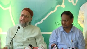 'একজন মুসলিম নেতা প্রয়োজন', হুমায়ুনকে পাশে বসিয়ে মমতাকে নিশানা ওয়েইসির