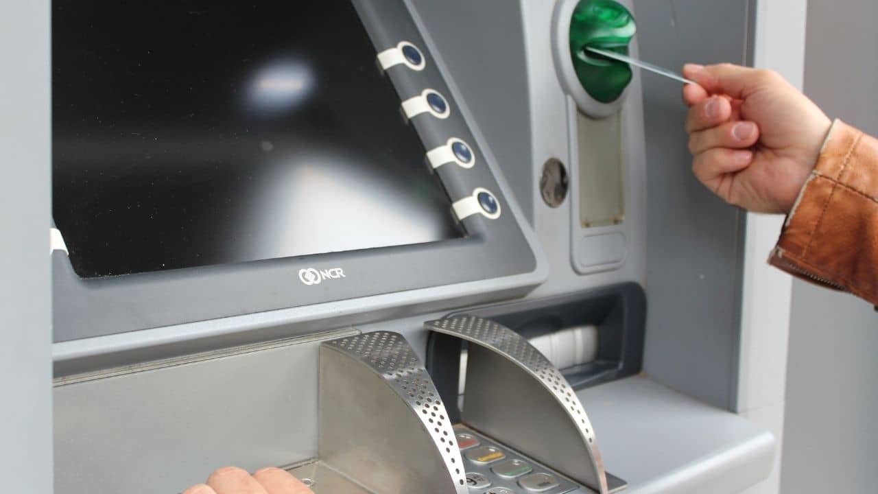 ATM Withdrawal Rules Change: ১ এপ্রিল থেকে বদলে যাচ্ছে ATM থেকে টাকা তোলার নিয়ম, সর্বাধিক কত টাকা তুলতে পারবেন?