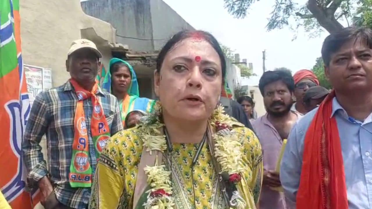 Agnimitra paul: অগ্নিমিত্রার প্রচারে সাড়া নেই? বিজেপি প্রার্থী বললেন, তৃণমূলের দুষ্কৃতীরা ভয় দেখাচ্ছে