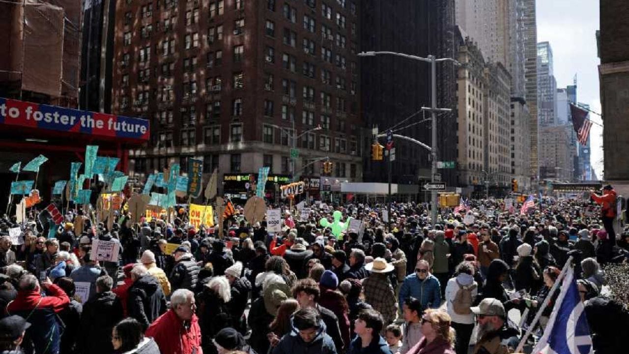 America Rallies Donald Trump : 'আমরা রাজা চাই না', ট্রাম্পের বিরুদ্ধেই পথে নামলেন ...