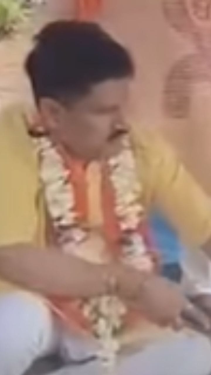 প্রচারে গিয়ে মুড়ি ভাজলেন বিজেপি প্রার্থী