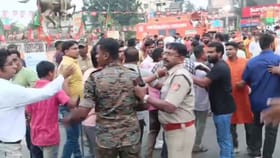 শমীককে কটূক্তির অভিযোগ, তৃণমূল-বিজেপির ঝামেলায় নামতে হল বাহিনীকে