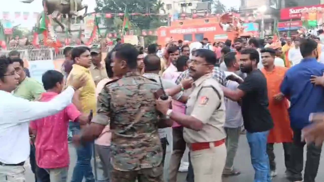 BJP-TMC: শমীককে কটূক্তির অভিযোগ, তৃণমূল-বিজেপির ঝামেলায় নামতে হল বাহিনীকে