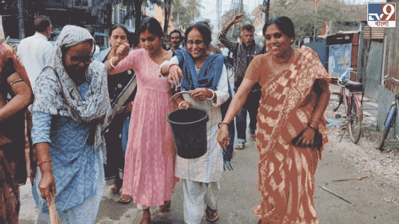 Cooch Behar: বিজেপি প্রার্থীকে ঘিরে ‘জয় বাংলা’ স্লোগান, জুতো হাতে চিৎকার; উত্তপ্ত কোচবিহার দক্ষিণ